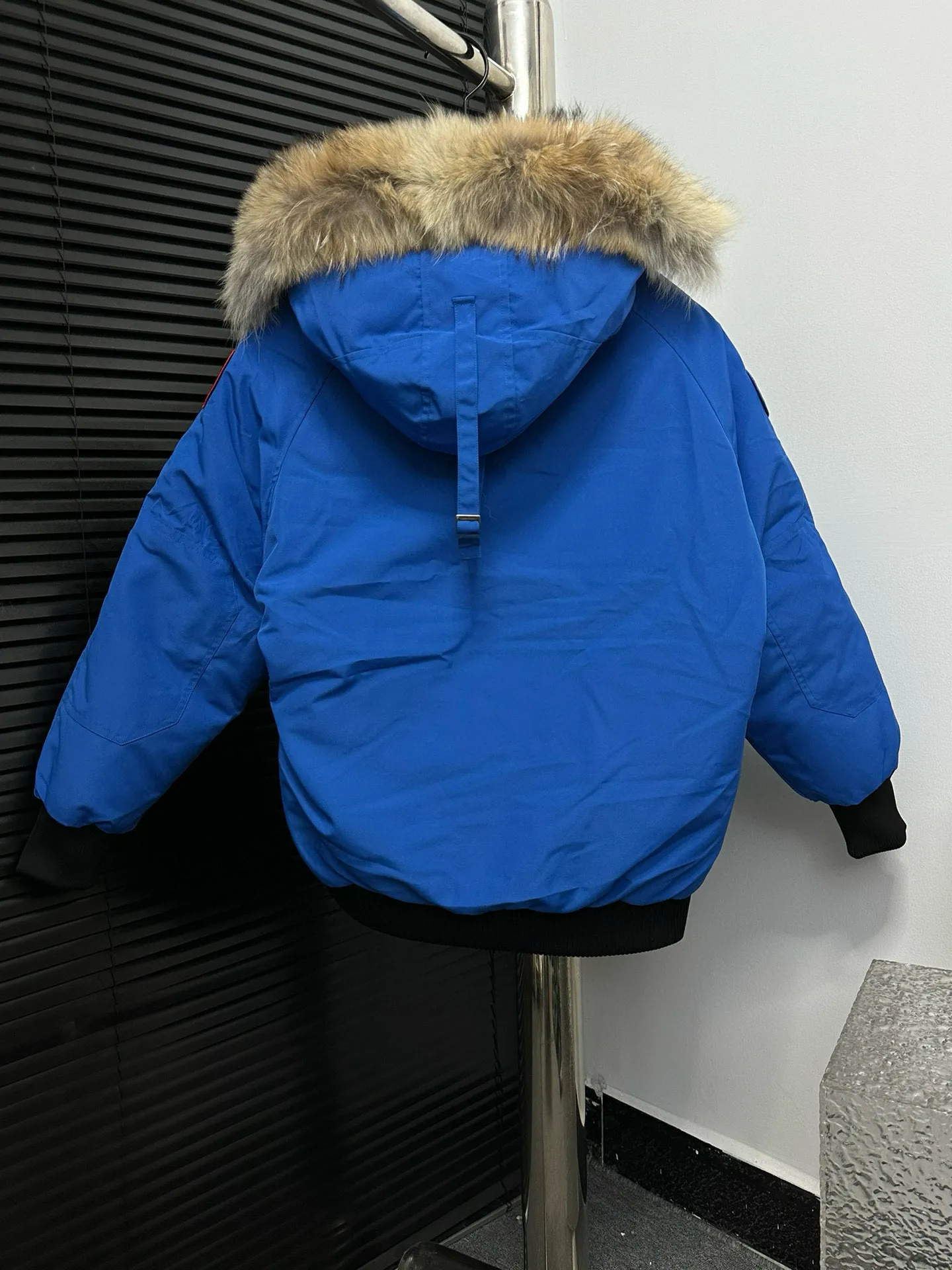 P780 [Canada goose] 01 Exdition Parka Down Jacket for Couples. Genuine original version. You need to compare with the genuine product at any time. All accessories are custom-made from the original factory. 💯The softness and hardness of the fabric is compared with the original one. It can be restored by kneading at will (fabric misunderstanding: fabrics with high hardness are not waterproof. Only those who buy the latest authentic version this year will notice the softness and comfort of the fabric) 💯The down is synchronized with the genuine white duck down, fluffy and not lumpy. Electronically controlled velvet filling machine 💯Customized zippers with genuine YKK military-grade copper core zipper pullers, high hardness and no jamming 💯The fur collar is purchased from Western Canada coyote skin original customization 💯All workmanship and wiring are controlled by workers with more than ten years of service. They must be horizontal and vertical, and are not crooked. The inner wiring density is more sophisticated. Feel free to compare 💯label, collar label, washed label, hangtag, zipper rope, pocket label Back label, collar velvet, Velcro fasteners, cuffs, all details are updated simultaneously with the original product. The best version, the most complete colors, battle all kinds of worldly goods, sizes: XS-XXL